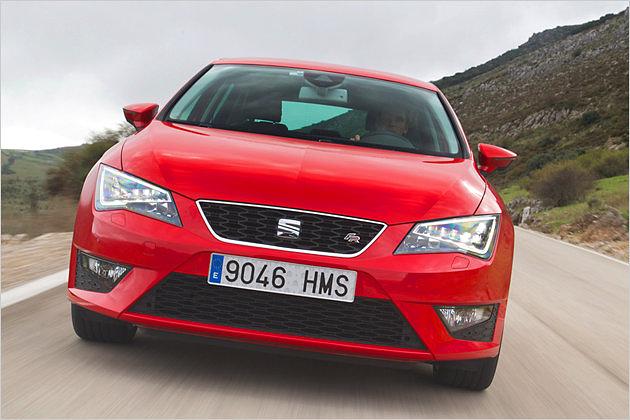 Auf der Schnauze trägt der Leon das neu designte Markenlogo