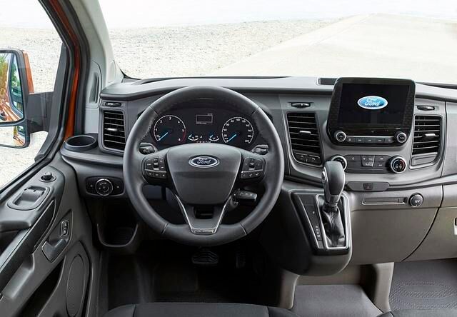 Völlig neu präsentiert sich der aufgeräumte Arbeitsplatz im Ford Transit Custom