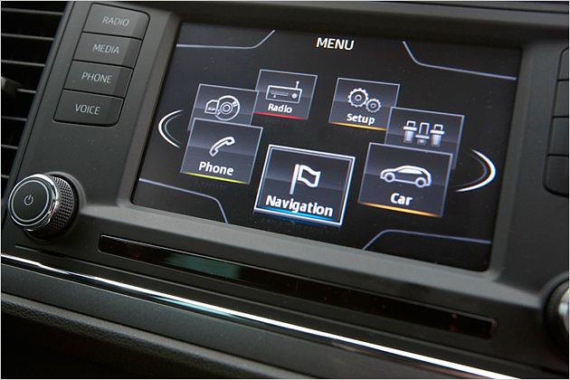 Entertainment und Kommunikation sowie zahlreiche Fahrzeugfunktionen können über einen Touchscreen gesteuert werden