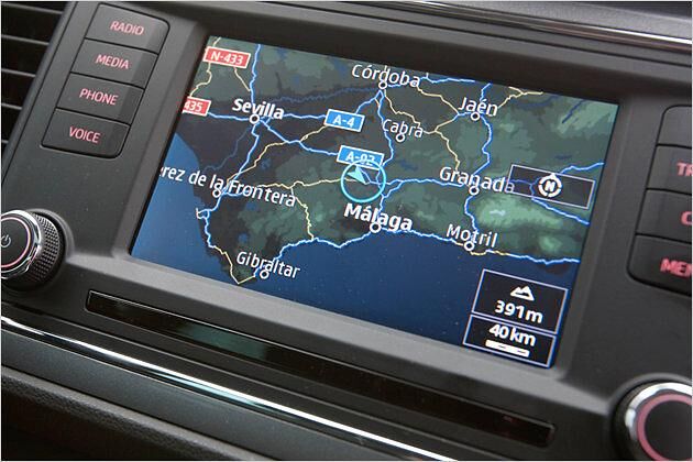 Das Navi ist nicht intuitiv bedienbar, der Bildschirm pixelig