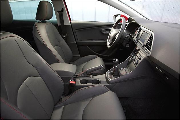 In der ersten Reihe haben selbst Basketballer genügend Beinfreiheit