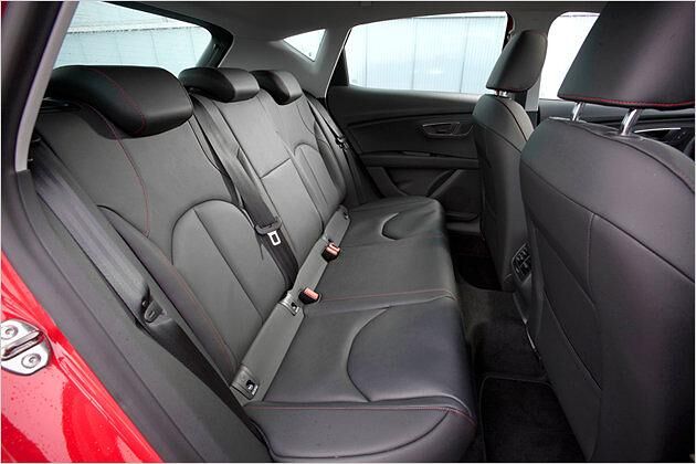 Auf der Rückbank finden auch Erwachsene ausreichend Platz