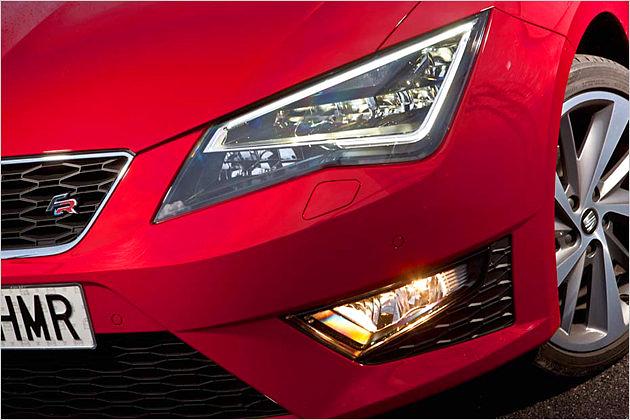 Auffällig: Die schmalen Scheinwerfer mit den kantigen Linien. Optional gibt es Voll-LED-Scheinwerfer