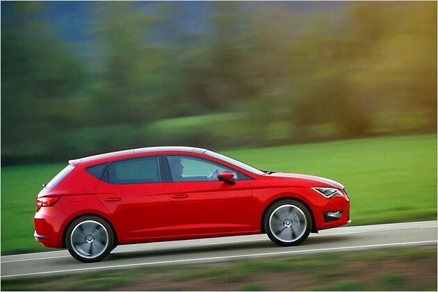 17-Zoll-Leichtmetallräder, dunkle Fondverglasung und anklappbare Außenspiegel sind beim FR Serie