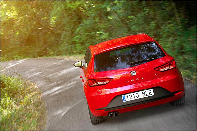 Heckansicht des FR: Doppeltes Endrohr und LED-Rückleuchten