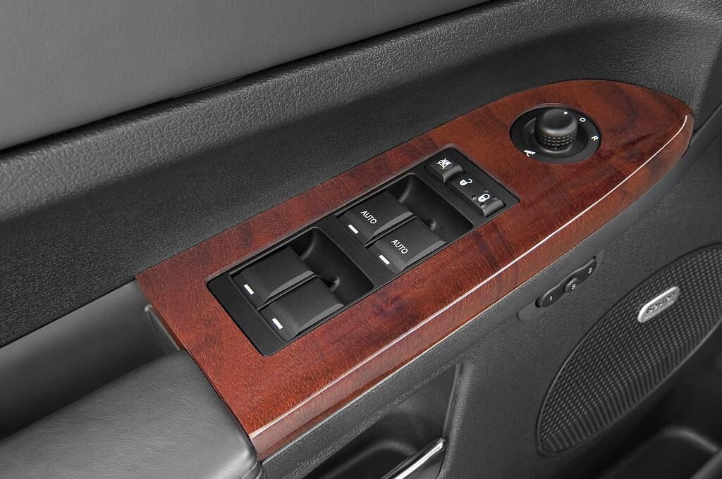 Jeep Grand Cherokee (Baujahr 2010) Overland 5 Türen Bedienungselemente Tür