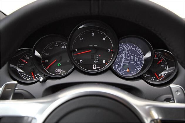 Neben einem großen Display in der Mittelkonsole gibt es eine ebensolche Anzeige neben dem Drehzahlmesser