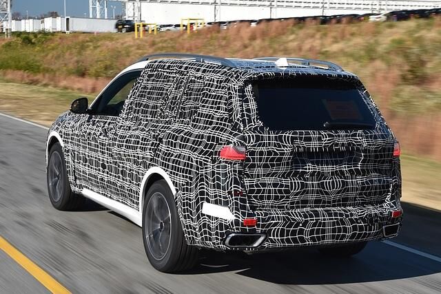 Große Klappe, viel dahinter: Der über fünf Meter lange BMW X7 wird drei Sitzreihen und viel Platz für Gepäck bieten