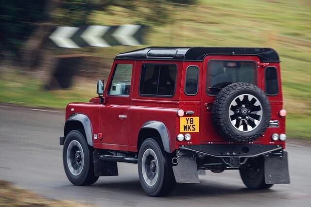 Den 100-km/h-Sprint soll der Defender V8 in unter sechs Sekunden abhaken