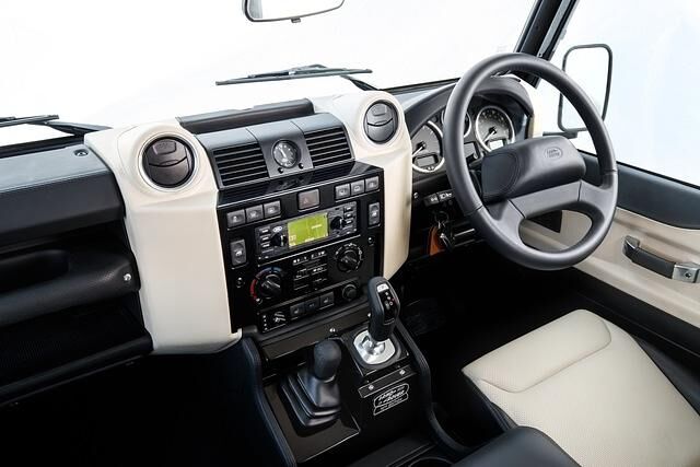 Mit Leder und Infotainment-Navisystem aufgewertet: Die Kommandozentral im Land Rover Defender V8