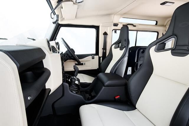 Unter anderem bietet der Land Rover Defender V8 Recaro-Sitze vorne