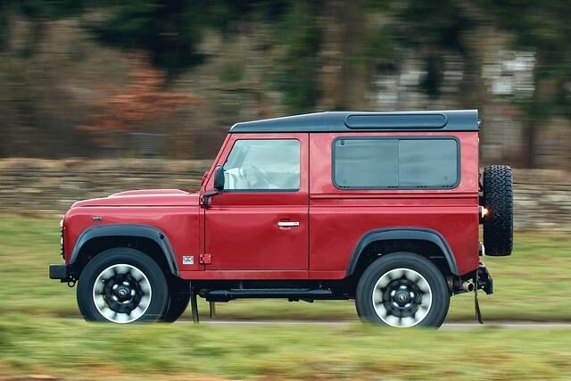 Für das Comeback hat Land Rover seine Offroad-Legende gleich noch mit einem potenten V8 ausgestattet