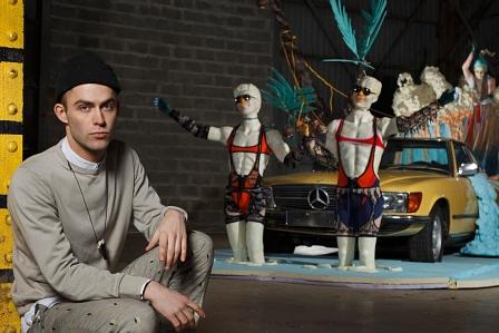Der belgische Künstler und Fotograf
Frederik Heymann vor der Installation „Der
Lifestyle-Roadster und der legendäre
Playboy“