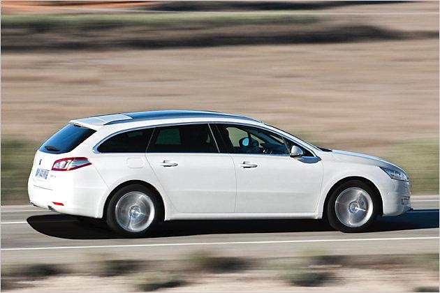 Die sanft abfallende Dachlinie verleiht der Optik des 508 SW Schwung