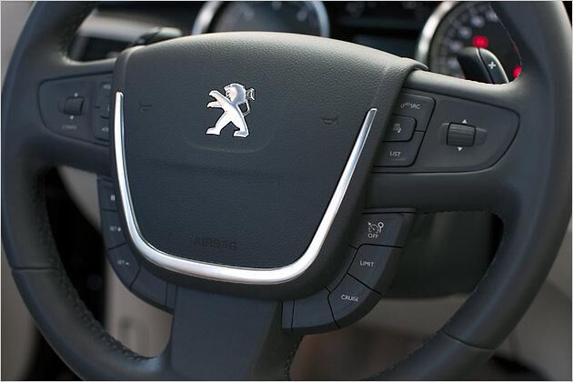 Das mit Tasten überfrachtete Multifunktionslenkrad bedarf der Eingewöhnung