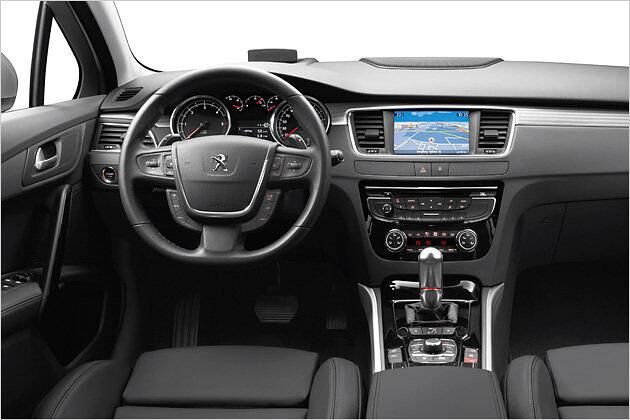 Das übersichtliche Cockpit gefällt mit guter Materialauswahl