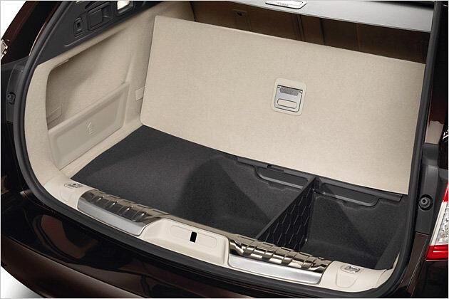 Praktische Ablagefächer unter dem Kofferraumboden