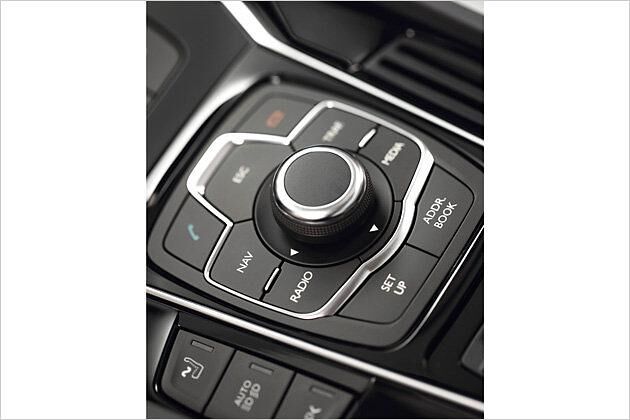 Auf dem Mitteltunnel befindet sich die Steuerung des Multimediasystems