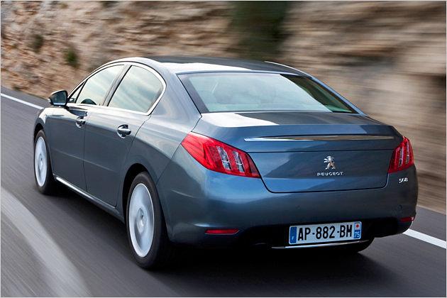 Etwas deplatziert wirkt die fette Chromleiste am Heck