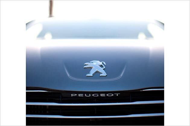 Unter dem Markenzeichen auf der Haube befindet sich ein Peugeot-Schriftzug
