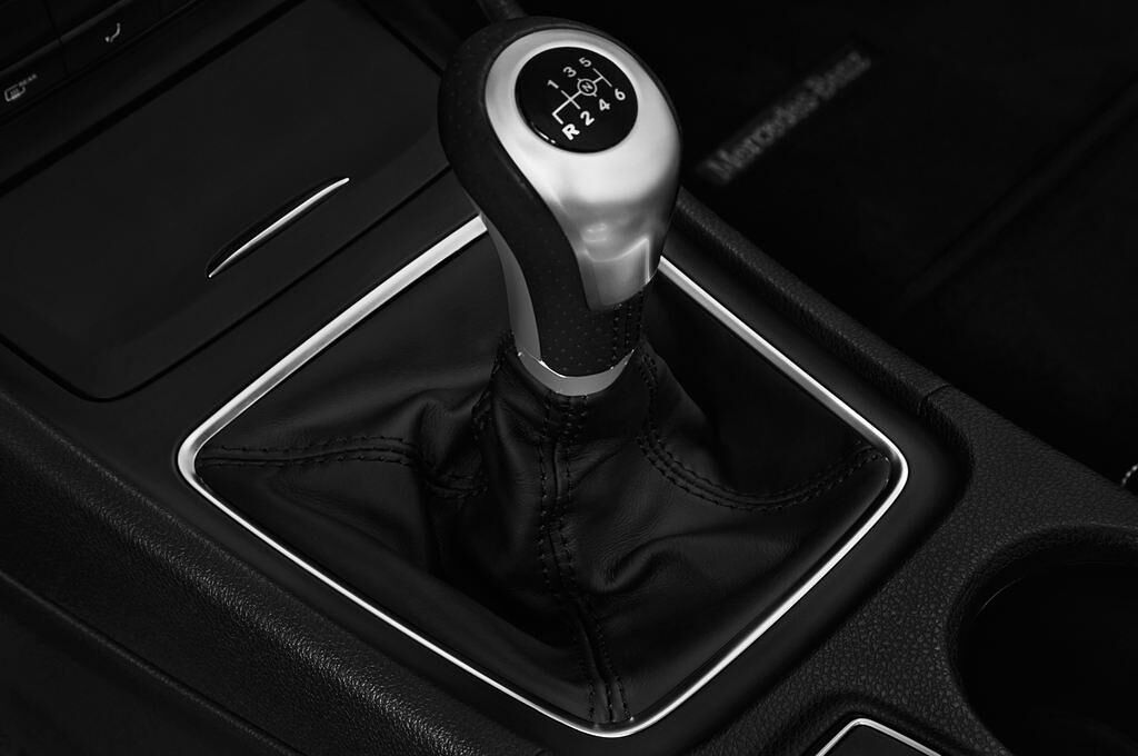 Mercedes CLA Shooting Brake (Baujahr 2017) Urban 5 Türen Schalthebel