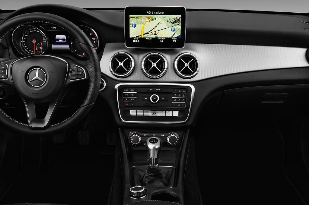 Mercedes CLA Shooting Brake (Baujahr 2017) Urban 5 Türen Mittelkonsole