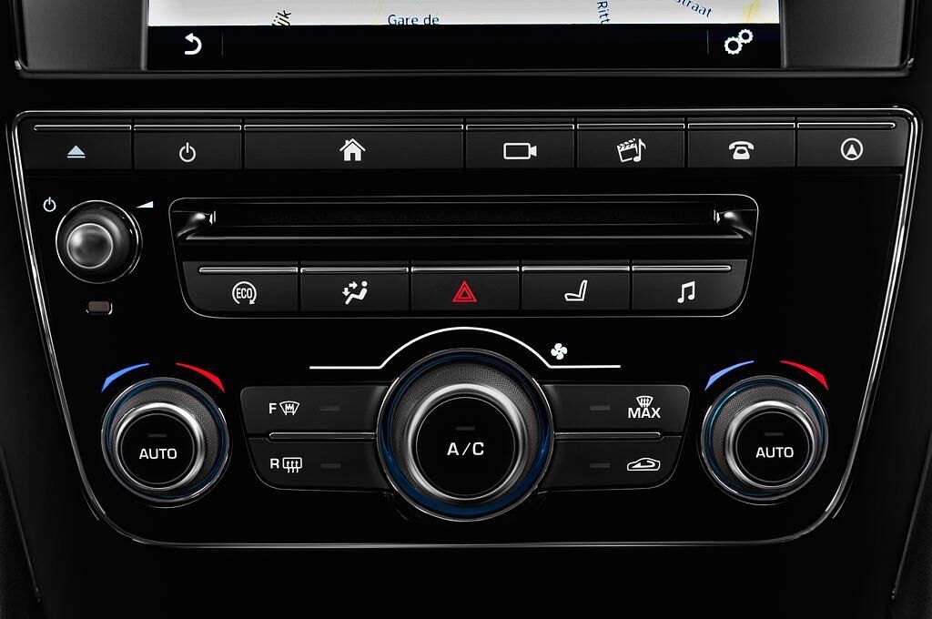 Jaguar XJ (Baujahr 2016) Premium Luxury 4 Türen Temperatur und Klimaanlage