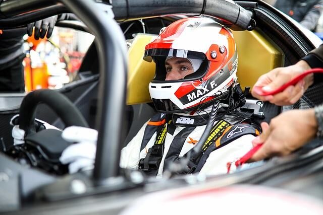 Redakteur Max Friedhoff am Steuer des X-BOW GT4