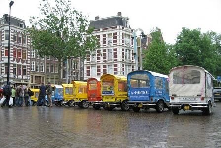 In den Niederladen sind schon ein paar Dutzend eTuk Tuks auf den Straßen.