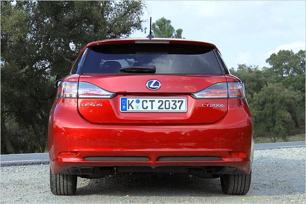 Der Auspuff ist nicht zu sehen, obwohl er ja trotz emissionsarmem Hybridsystem da sein muss