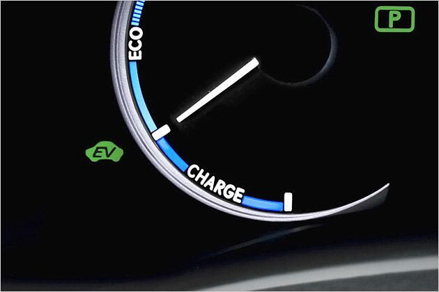 In den meisten Modi wird im linken Rundinstrument diese Grafik angezeigt, im Sportmodus wird sie durch einen Drehzahlmesser ersetzt