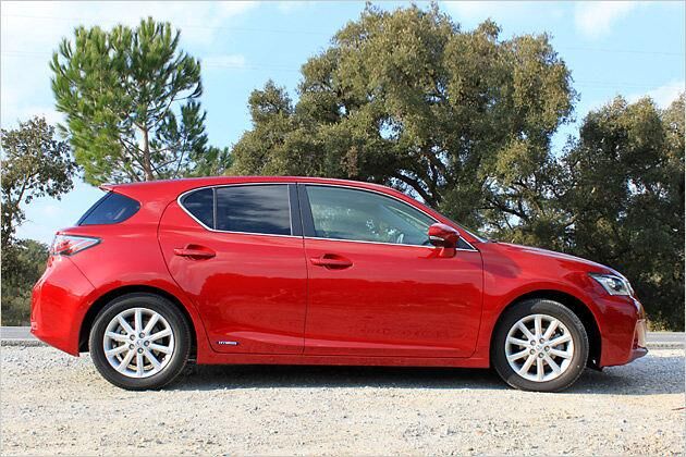 Dezenter Hinweis: An der Fondtüre befindet sich ein blauweißer Hybrid-Schriftzug