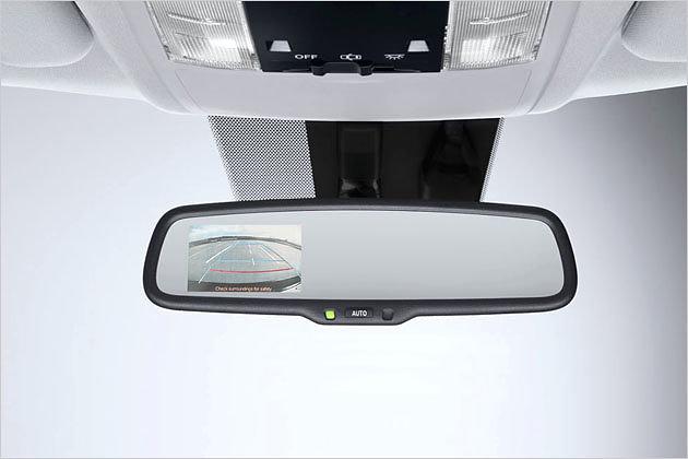Ab der Ausstattung Dynamic Line gibt es optional einen Rückfahrmonitor im Innenspiegel