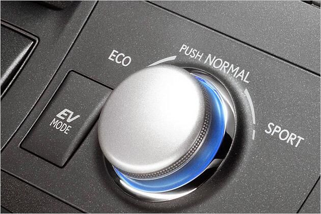 Die vier Modi EV, Eco, Normal und Sport werden mit einer Taste und einem Drehregler eingestellt