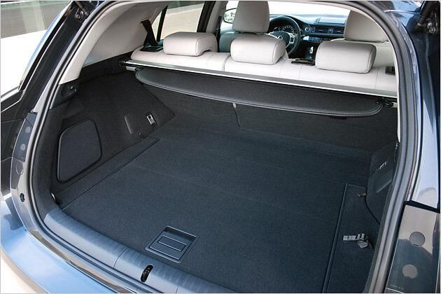 Der Kofferraum bietet 375 Liter - auf den ersten Blick wirkt das Volumen geringer ...