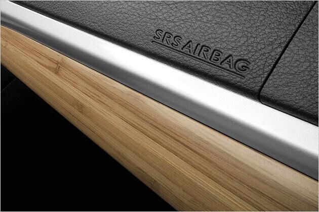 Schick: Bambus-Leiste über dem Handschuhfach