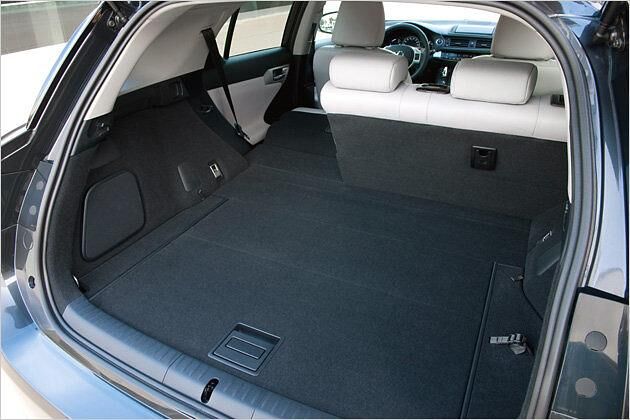 Die Rücksitzlehnen lassen sich asymmetrisch geteilt umklappen