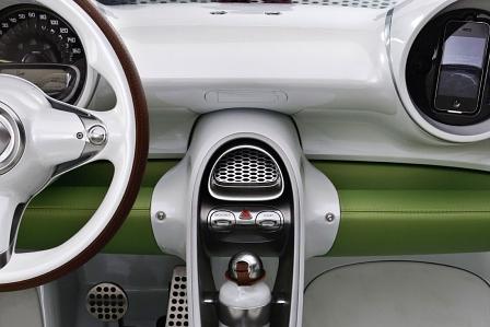 Aufgabenteilung: Der Fahrer schaut aufs Tacho. Der Copilot bedient das Smartphone-Navigationsgrät.