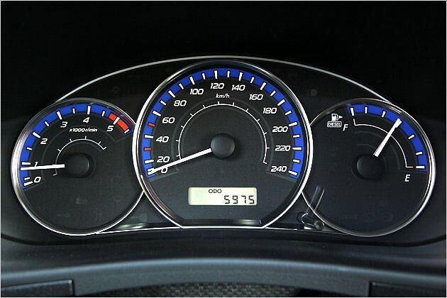 Die blau hinterlegten Skalen der Instrumente sind hübsch anzusehen