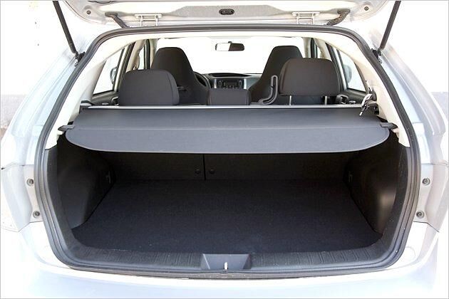 Die Gepäckraumabdeckung hängt nicht wie üblich an der Heckklappe, sondern wird aus einer Querstrebe herausgezogen