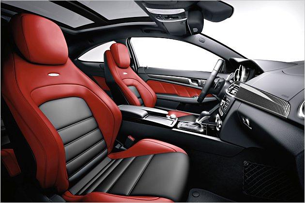 Das Sportgestühl bietet renntauglichen Seitenhalt