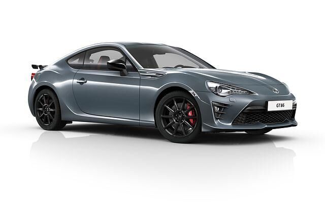 Eine Investition, die sich allerdings lohnt: Der gestraffte Unterbau verbindet den GT86 noch direkter mit der Straße und sorgt bei der Kurvenräuberei für nochmal gesteigerten Fahrspaß