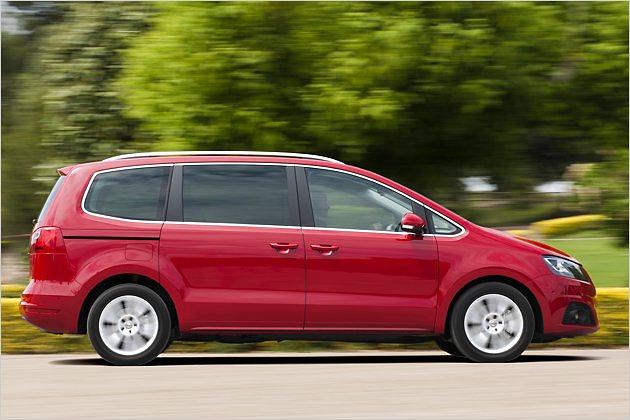 Wie man an den Türgriffen sieht, hat der Alhambra hinten Schiebetüren - sogar serienmäßig zwei