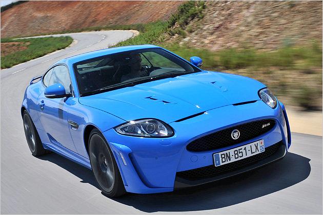 Die Atemlöcher auf der Motorhaube weisen auf den Kompressormotor hin