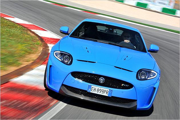 Dicke Backen: Der XKR-S wirkt mit seiner eigenständigen Front noch stämmiger als der XKR