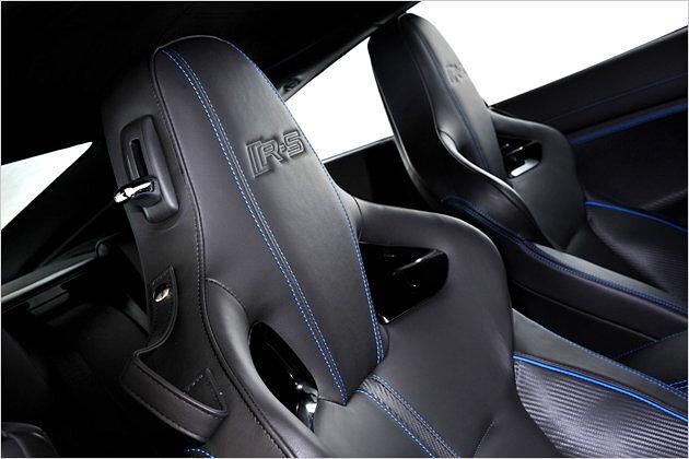 Die Kopfstützen sind in die Sitze integriert