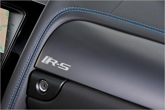 "R-S" - das Logo des stärksten Jaguars grüßt vom Armaturenbrett