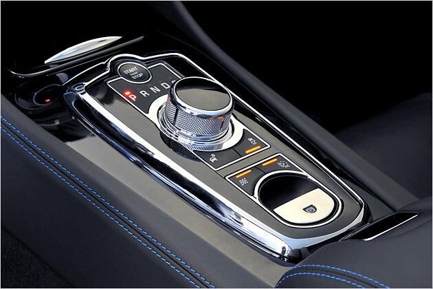 Der große Drehknopf in der Mittelkonsole dient zur Gangwahl der Sechsstufen-Automatik