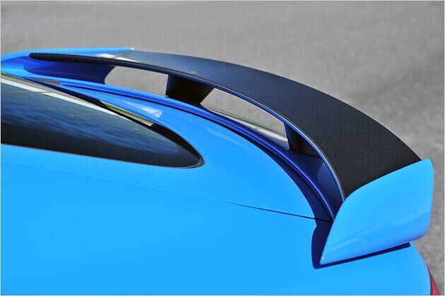 Der dunkle Teil des Spoilers besteht aus Karbon