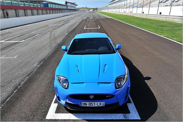 Der Vorwärtsdrang steht ihm ins Gesicht geschrieben: Der Jaguar XKR-S auf der Rennstecke